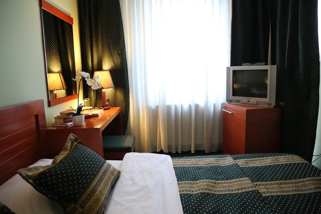 Hotel Apollonia Πρίστινα Δωμάτιο φωτογραφία